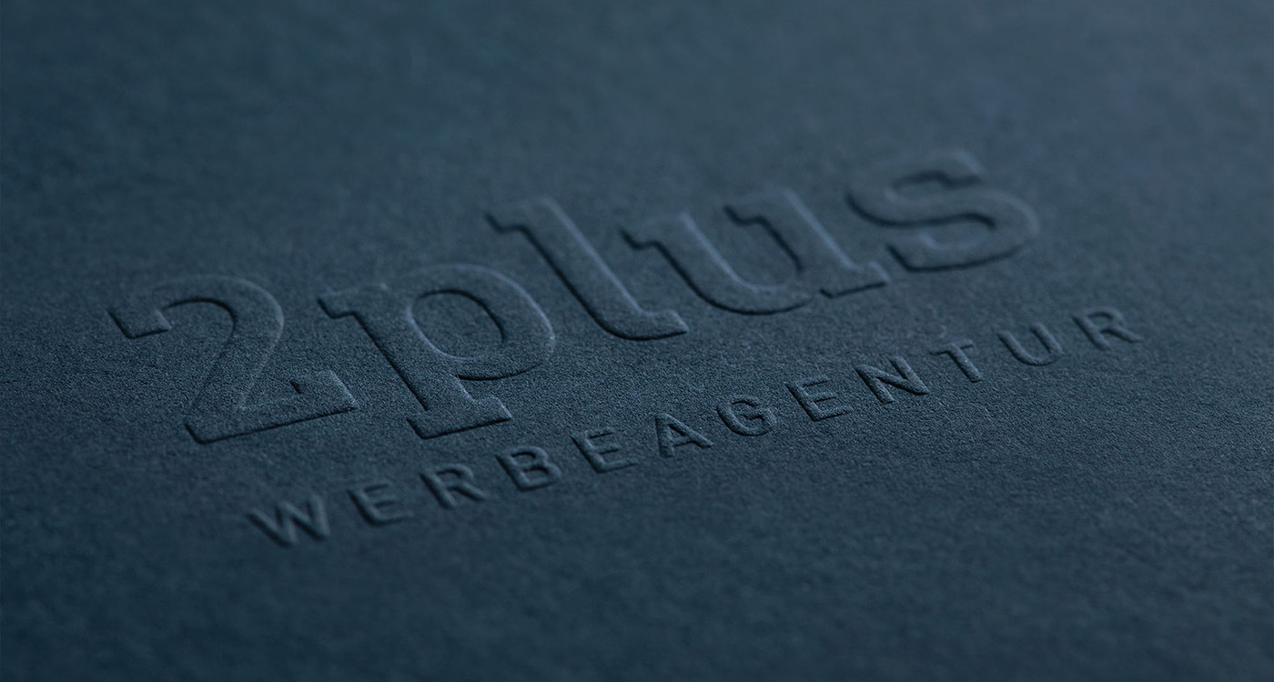 Logo der 2PLUS Werbeagentur als Hochprägung auf Papier.